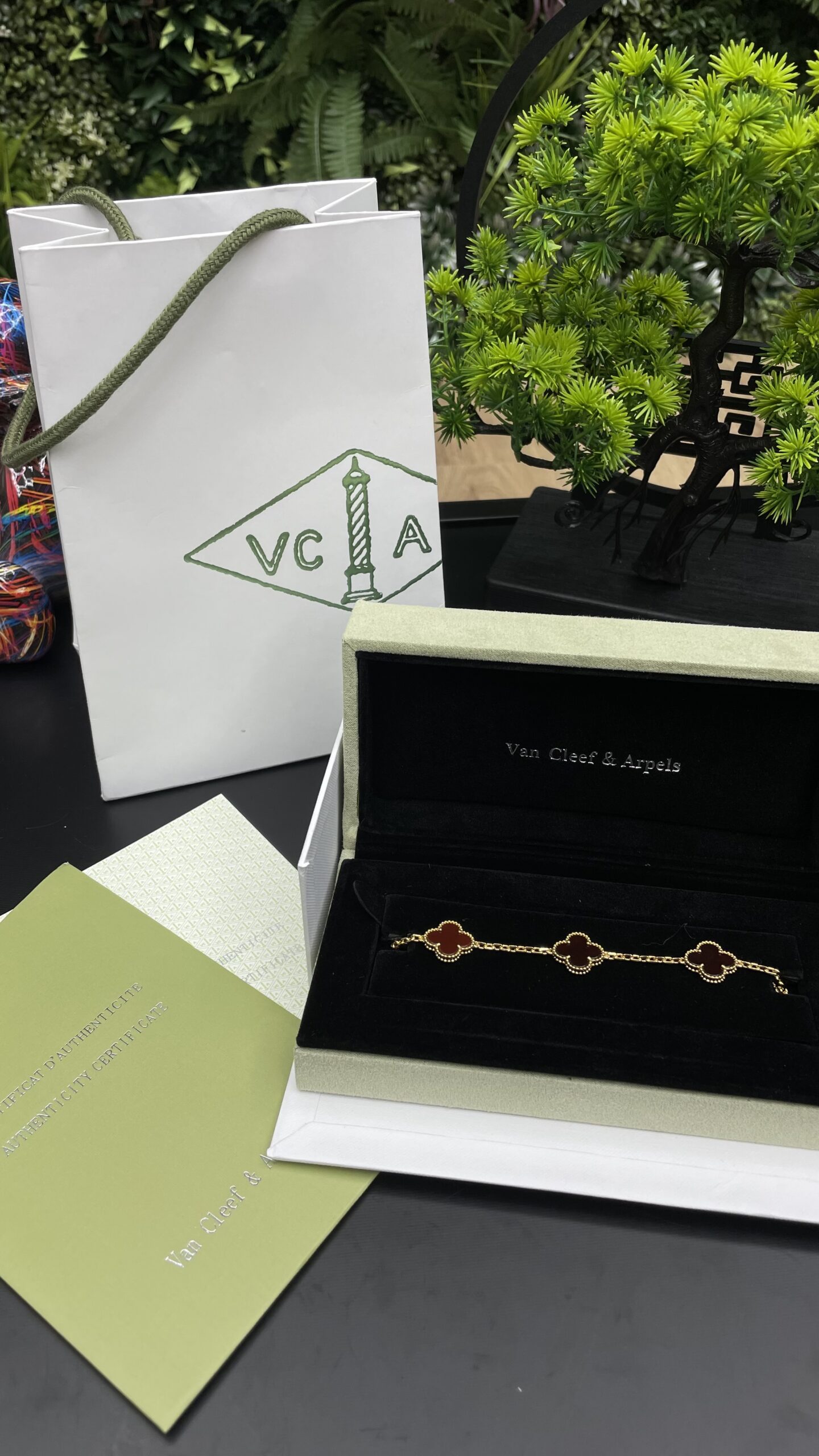 Van Cleef & Arpels Vintage Alhambra bracelet 5 motifs Gold/Bordeaux