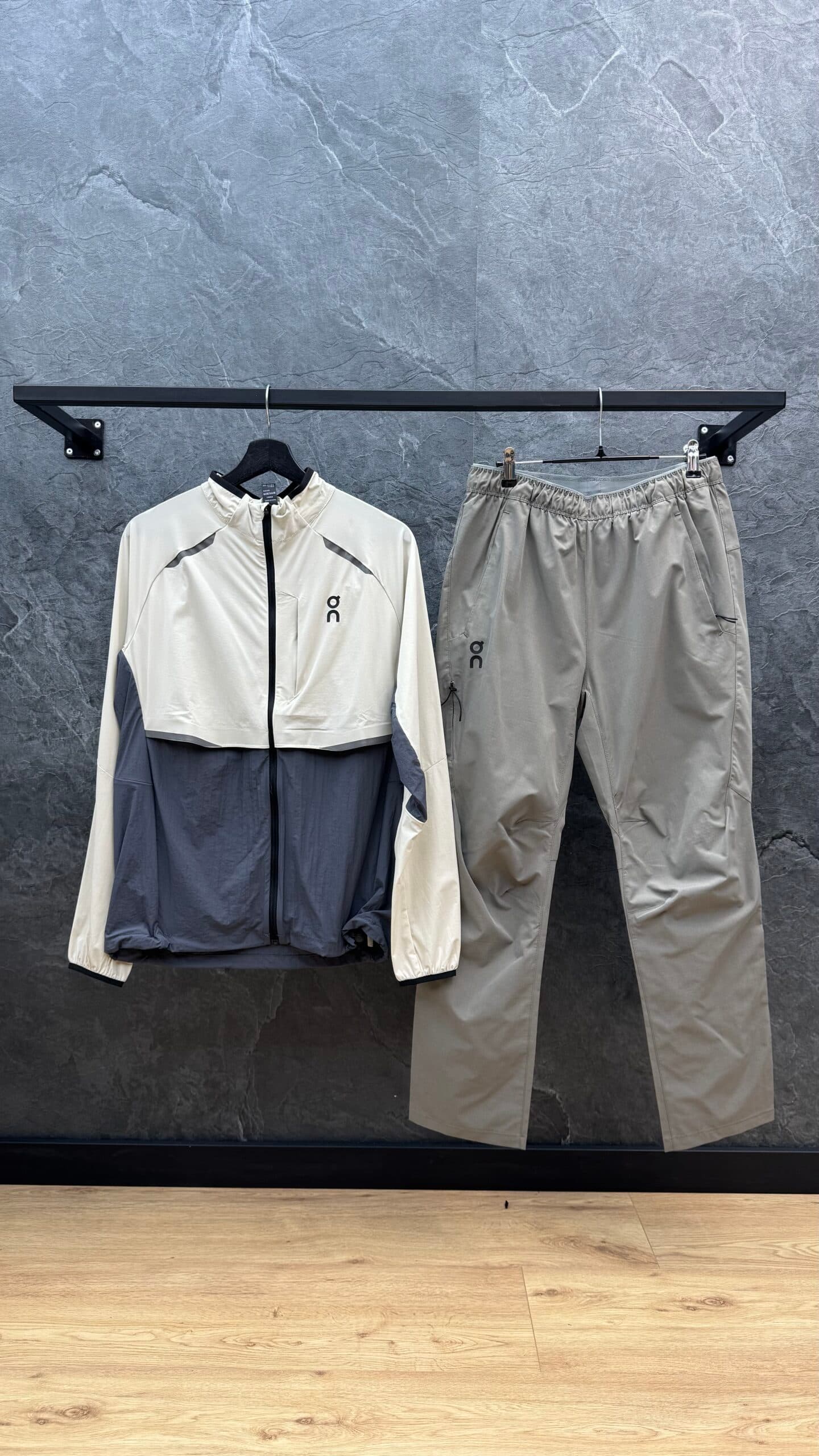 On Running Core Tracksuit Antracite/Beige